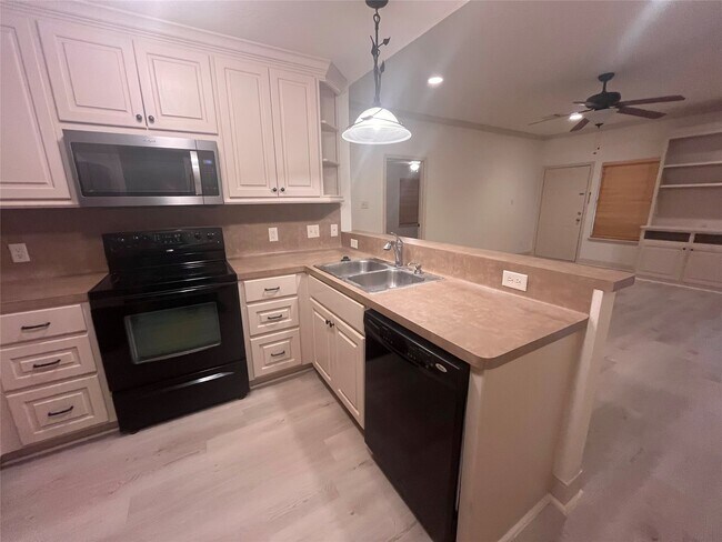 Building Photo - 13340 Miller Ln