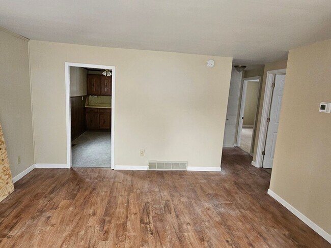 Building Photo - 2 bedroom 1 bath house
