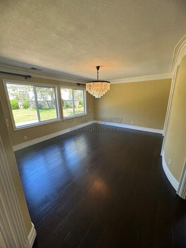 Building Photo - Spacious (5+bed/3bath) Family Home with Hu...