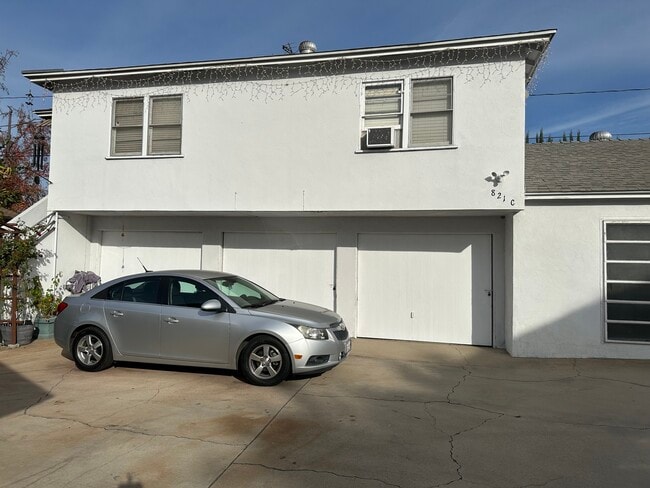 Building Photo - 817 W Hellman Ave