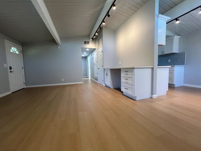 Building Photo - 831 Sinex Ave