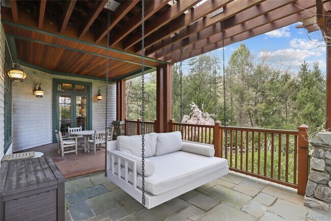 Foto del edificio - 10 Upland Rd N