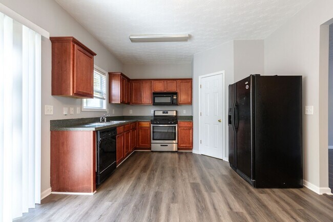 Foto del edificio - 4 Bedroom/2.5 Bath Townhouse!