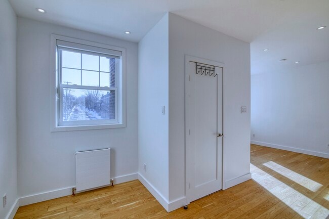 Building Photo - 4715 Chem. Queen Mary