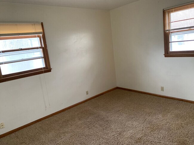 Building Photo - 3 Bedroom, 1 Bathroom One Level Home Centr...