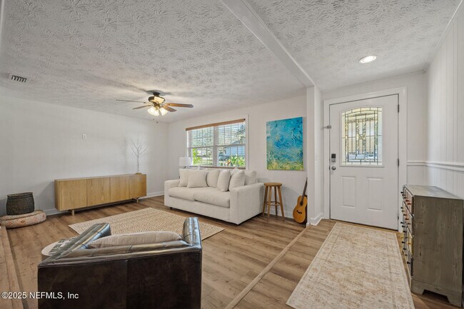 Foto del edificio - 2504 Liberty Ln