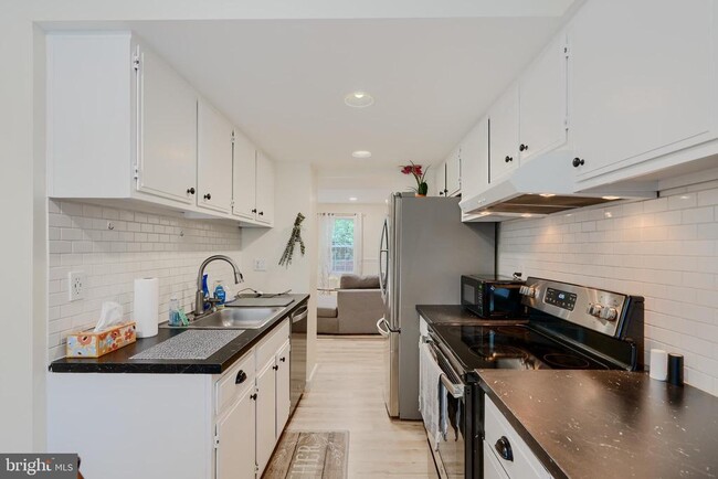 Building Photo - 6608 Ducketts Ln