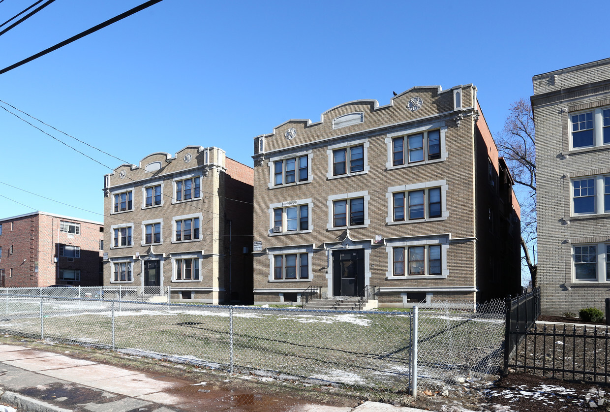 Primary Photo - Vine Street Apartments