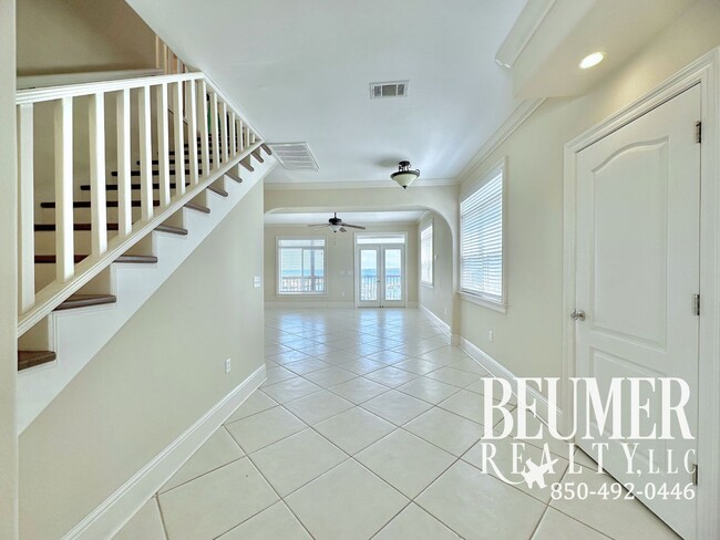 Building Photo - 3br/2.5ba End Unit Townhome Treasure