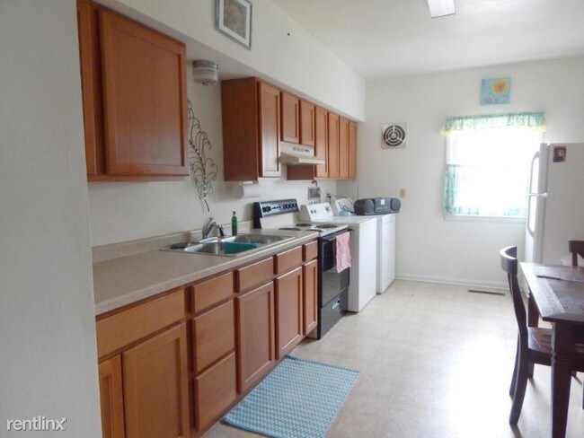 Building Photo - 3 br, 1 bath Apartment - 1341 Kewaskum St