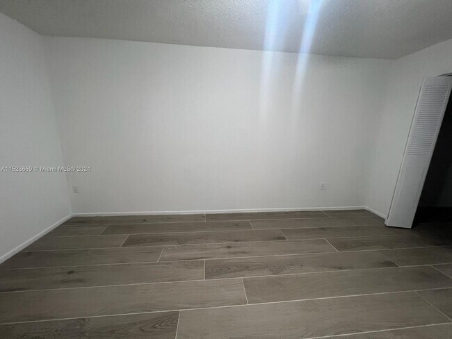 Foto del edificio - 16851 NE 23rd Ave