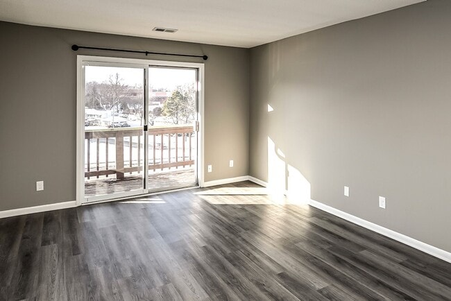Building Photo - Spacious and updated 2 bed 1.5 bath!