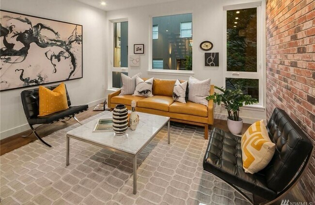 Foto del edificio - 2361 Minor Ave E