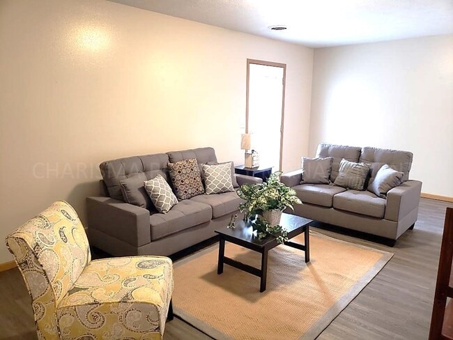 Building Photo - 300 Scott Pl