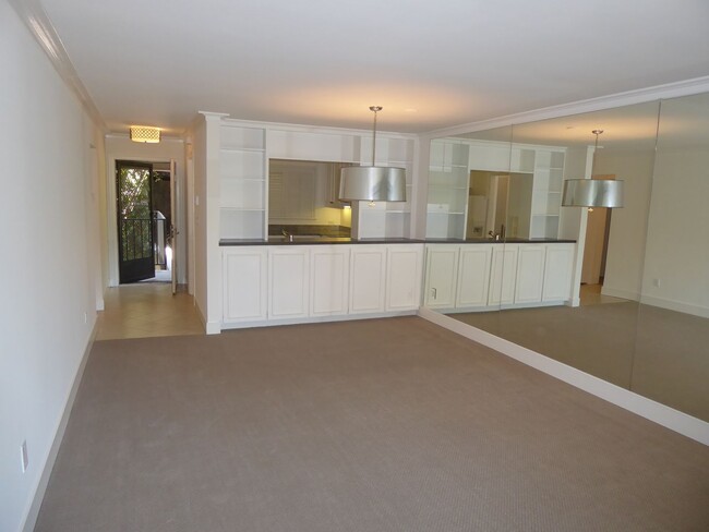 Building Photo - END UNIT CONDO IN SPYGLASS WITH STUNNING V...