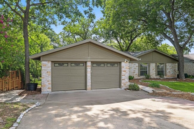Building Photo - 11915 River Oaks Trail