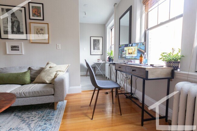 Foto del edificio - 379 Chestnut Hill Ave