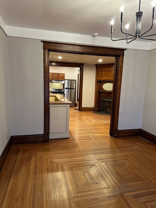 Foto del edificio - 1055 Logan Ave