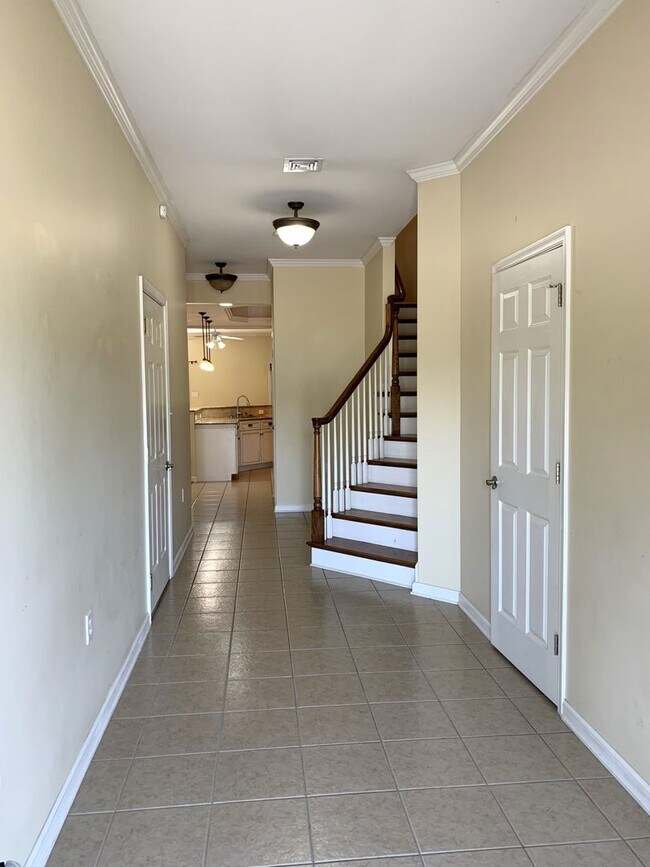Building Photo - BEAUTIFUL 3 BED/2.5 BATH TOWNHOUSE!!