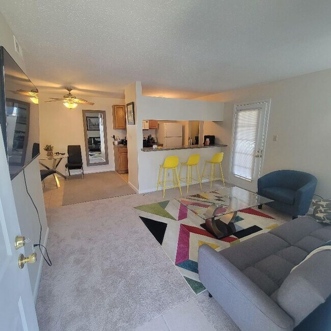 Foto del edificio - ***2 BED Condo/Downstairs unit/ W,S&T INCLUDED!!