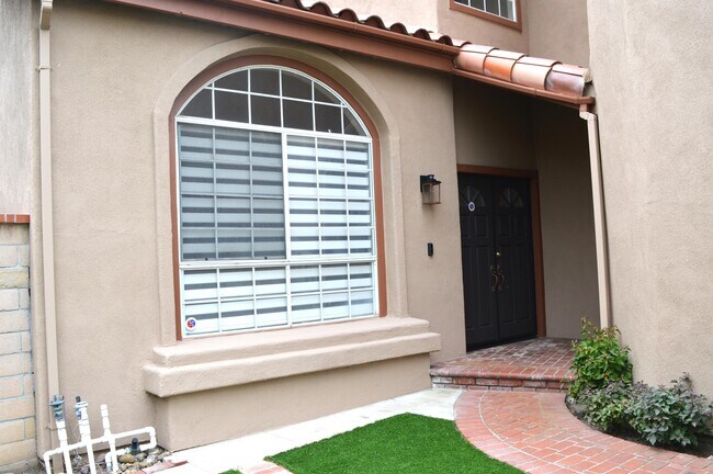 Building Photo - 1141 Vista Lomas Ln