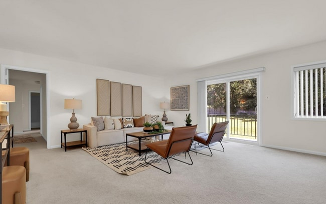 Bright Top-Floor 2BR Condo with Balcony in Parkside Community - Bright Top-Floor 2BR Condo with Balcony in Parkside Community