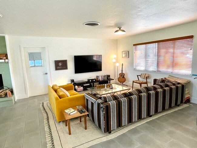 Living Room - 800 Dale Dr