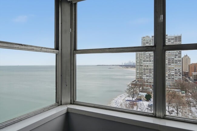 Building Photo - 6301 N Sheridan Rd