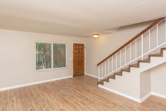 Building Photo - Spacious 2 Bedroom / 1.5 Bath Condominium ...