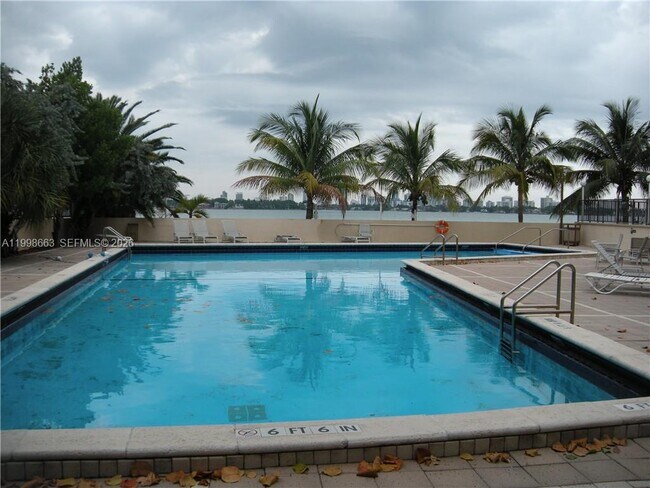 Foto del edificio - 7545 E Treasure Dr