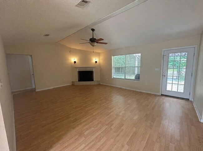 Foto del edificio - 4821 Acorn Dr