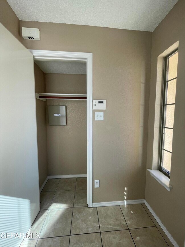 Building Photo - 3677 Tierra Alba Dr