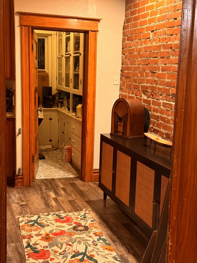 Building Photo - 2415 Vine St