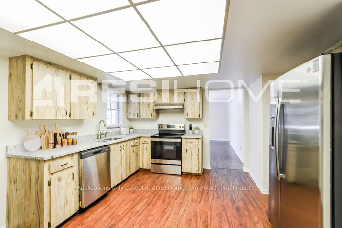 Primary Photo - 1549 Silver Fox Cir