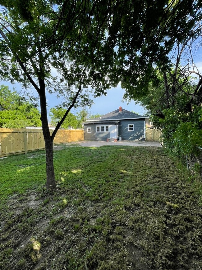 Building Photo - 1005 Ave I