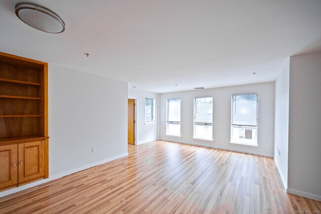 Foto del edificio - 664 Main Ave