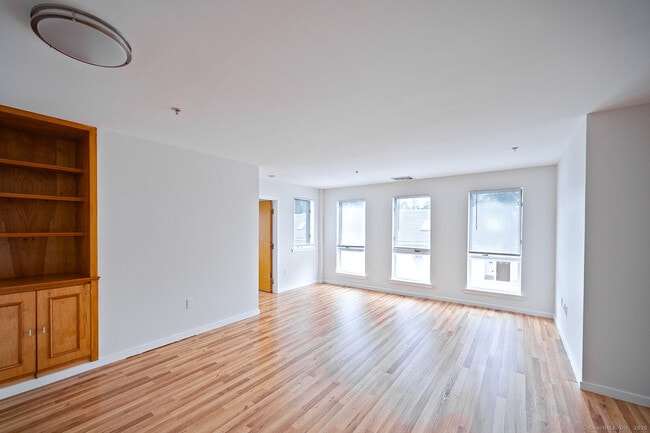 Building Photo - 664 Main Ave