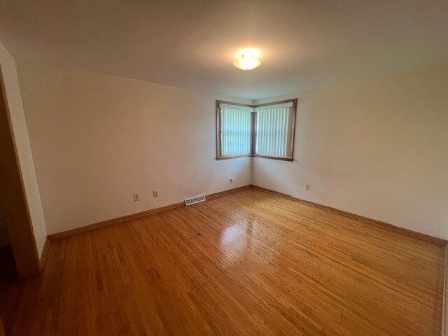 Foto del edificio - 493 Logan Rd