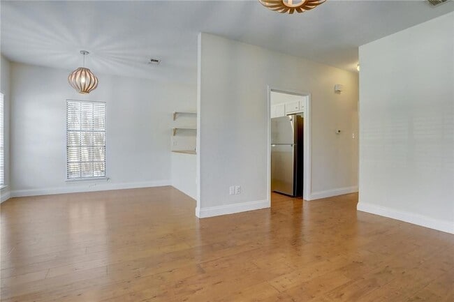 Foto del edificio - 1610 Waterston Ave