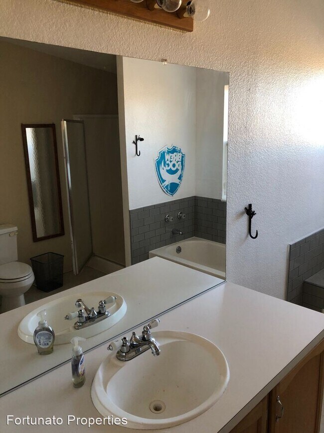 Foto del edificio - 2 br, 2 bath House - 220 Elm Street
