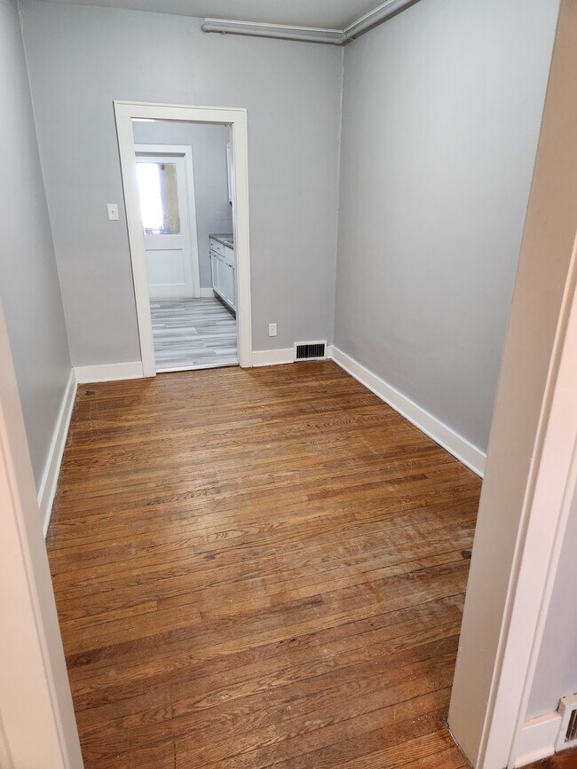 Dining area - 1038 7th Ave