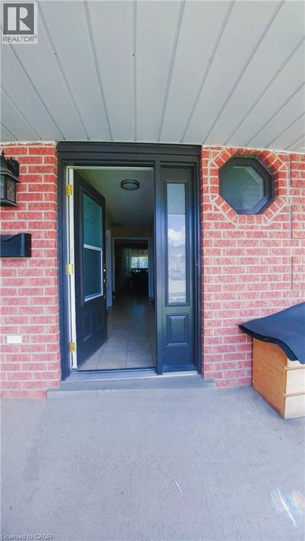 Building Photo - 206 Northmanor Crescent