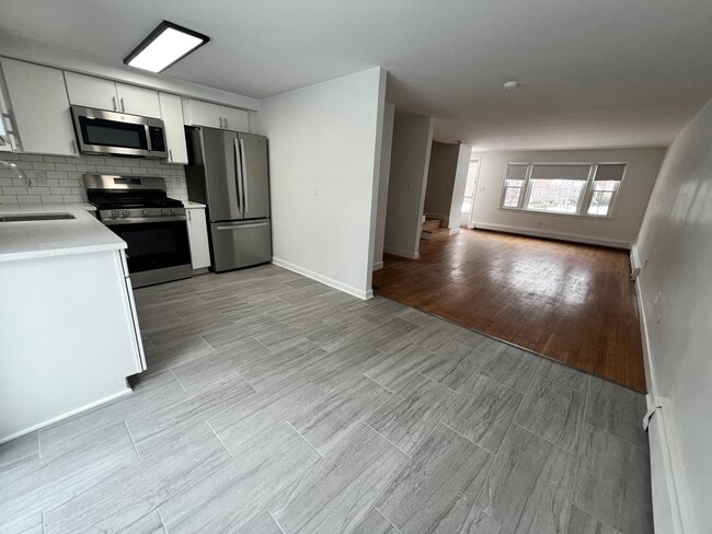 Building Photo - 18 Hill Rd