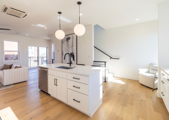 Building Photo - 7C Townhomes