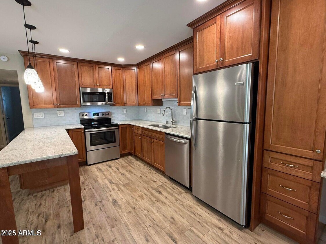 Foto principal - 5525 E Thomas Rd