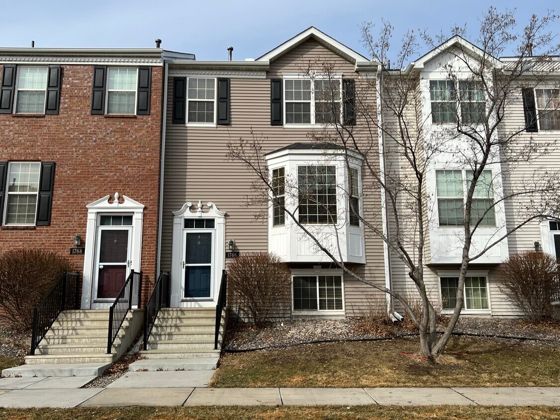 Primary Photo - 1766 Grove Dr
