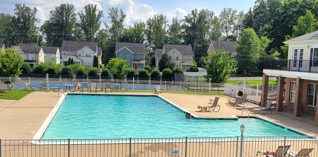 Building Photo - Conveniently Located Three Bedroom Condo