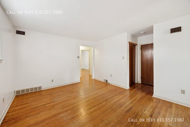 Building Photo - Clean and Updated 2 Bedroom 1 Bath apartme...