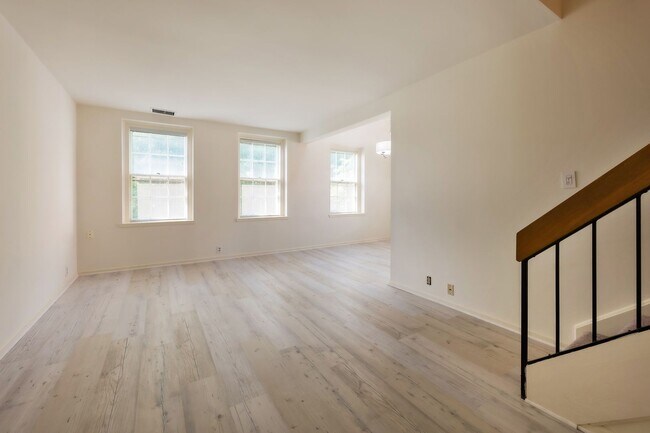 Building Photo - Loft Living at McLean Gardens 1BR plus Lof...