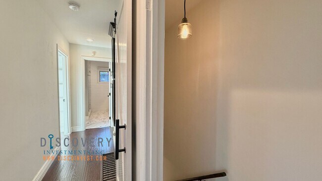 Building Photo - Chic Mid Century Modern Home